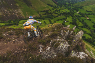 2021 gee atherton the knife edge cover.jpg 2021 gee atherton the knife edge cover.jpg