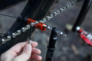 2021 granite design stash chain repair tool action.jpg 2021 granite design stash chain repair tool action.jpg