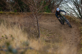 2022 YT Izzo Core 3 berm cornering female woman.jpg 2022 YT Izzo Core 3 berm cornering female woman.jpg