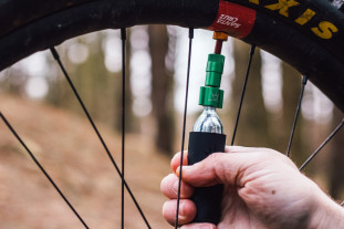 2022 peatys holeshot co2 inflator hero.jpg 2022 peatys holeshot co2 inflator hero.jpg