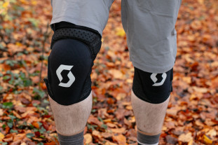 2023 scott grenade evo zip knee pads hero.jpg 2023 scott grenade evo zip knee pads hero.jpg