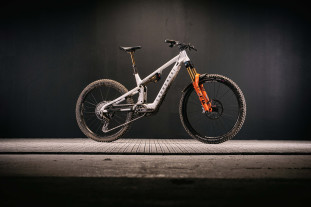 2024 commencal meta sx 400 hero.jpg 2024 commencal meta sx 400 hero.jpg