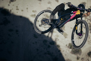 2024 yt industries jeffsy uncaged 14 riding.jpg 2024 yt industries jeffsy uncaged 14 riding.jpg