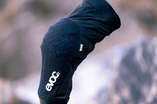 2025 evoc knee hero.jpg 2025 evoc knee hero.jpg