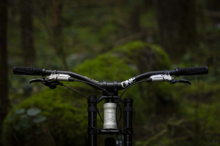 2025 oneUp Components V2 Carbon Handlebar riding hero.jpg 2025 oneUp Components V2 Carbon Handlebar riding hero.jpg