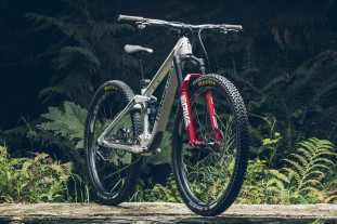 2025 rockshox red.jpg 2025 rockshox red.jpg