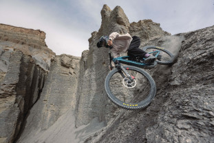 2025 santa cruz bullit riding.jpg 2025 santa cruz bullit riding.jpg