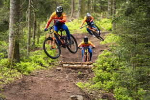 2023 Giant Glory Advanced riding action 2.jpg 2023 Giant Glory Advanced riding action 2.jpg