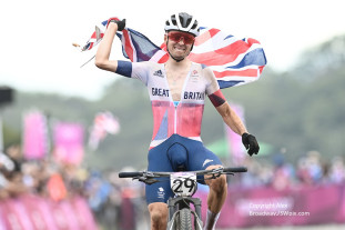 tom pidcock gold medal team gb great britain mountain bike tokyo 2020 olympics.jpg tom pidcock gold medal team gb great britain mountain bike tokyo 2020 olympics.jpg