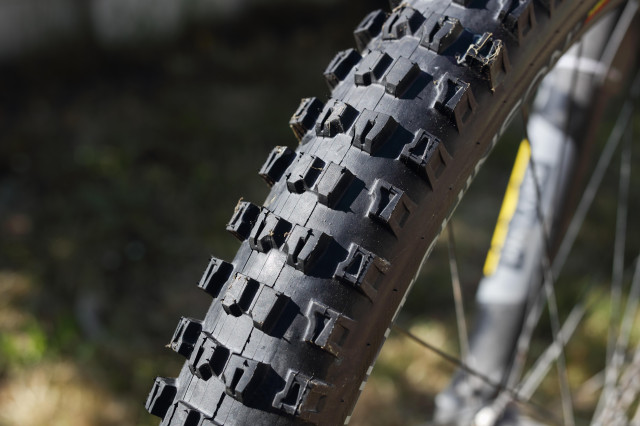 2020 Hutchinson Griffus 29 x 2.5" HS RL tread clean.jpg