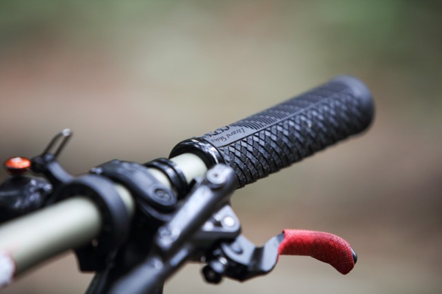 2022 lizard skins charger evo grip logo.jpg