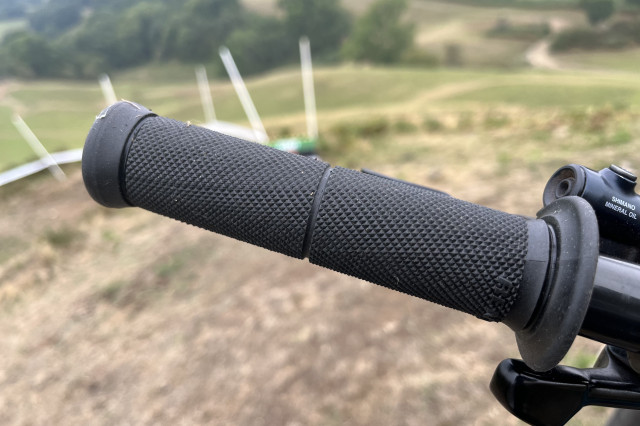 2022 renthal push on ultra tacky grip twist 2.jpg