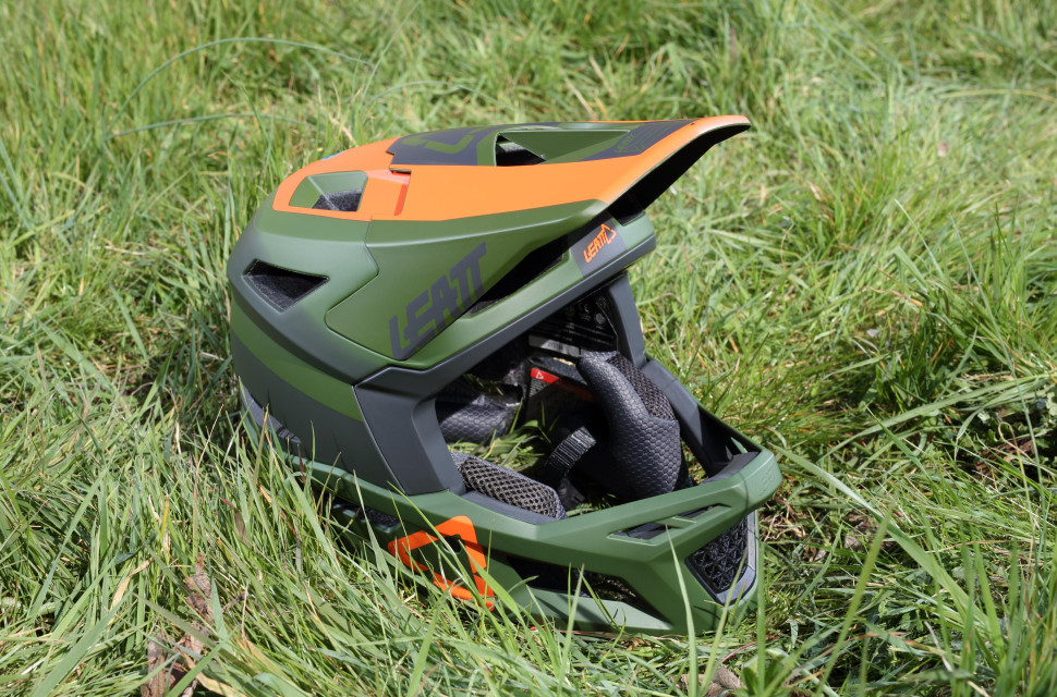 2020 Leatt DBX 4.0 V20.1 hero.jpg 2020 Leatt DBX 4.0 V20.1 hero.jpg