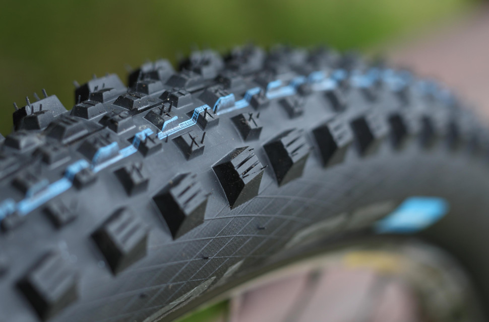 2020 schwalbe rock razor tread close.jpg 2020 schwalbe rock razor tread close.jpg