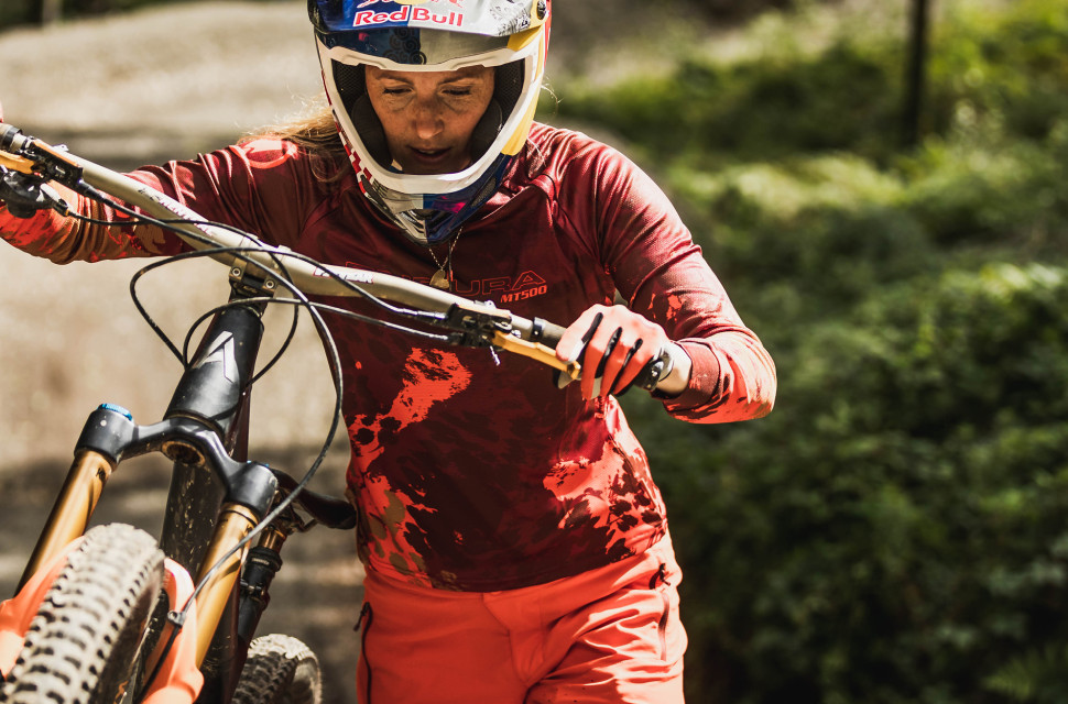 2021 endura Womens_MT500_Animo_Lifestyle.jpg Endura announces the MT500 long sleeve jerseys and women's pants