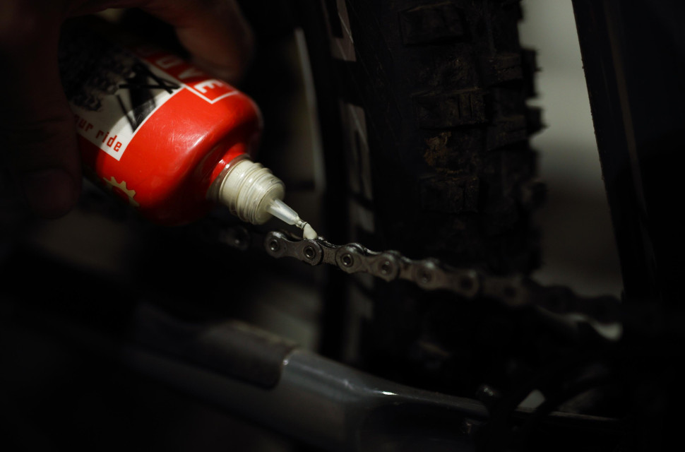 2021 smoove universal chain lube application.jpg 5 ways to boost your bike's performance for free