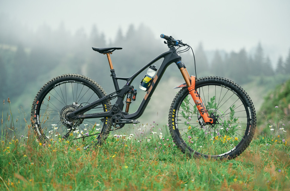 2022 GT force carbon hero 1.jpg GT unleashes the new Force Carbon - A fresh enduro brawler for 2022