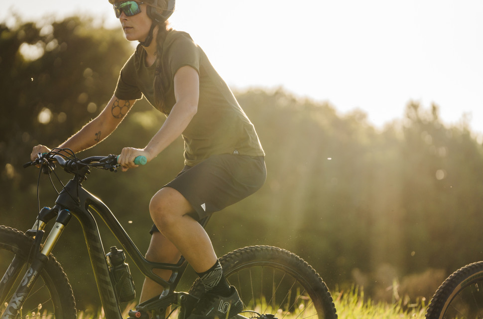 2022 PNW women's apparel hero.jpg PNW Components adds women's kit to the apparel range