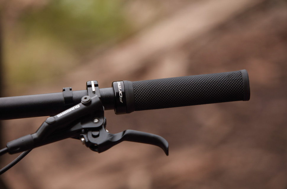 2022 forme black rocks ht 1 grip.jpg 5 best upgrades for your new mountain or gravel bike
