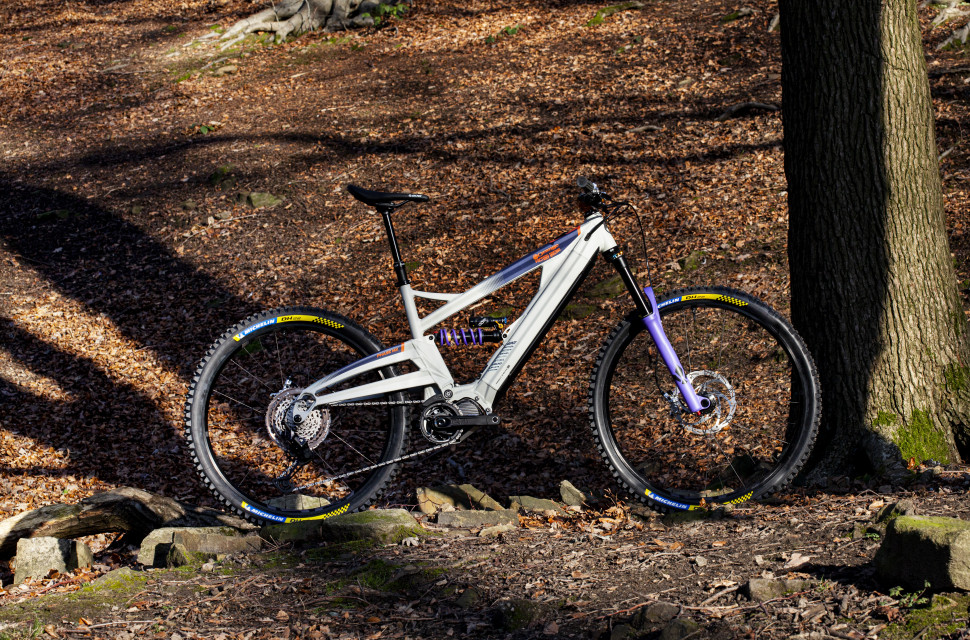 2022 orange Phase_MX_Team-hero.jpg Orange unleashes the Phase MX Team Spec - A heavy hitting enduro e-bike