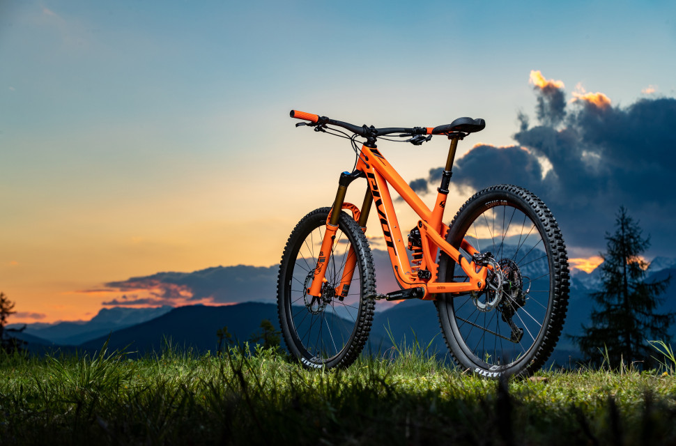2022 pivot firebird 3q rear.jpg The new 2022 Pivot Firebird looks like a tangerine speed machine