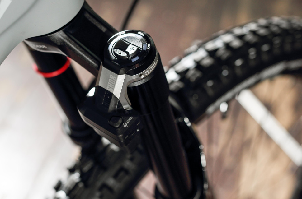 2022 rockshox flight attendant YT shock fork unit.jpg Is Shimano working to take on SRAM's Flight Attendant?
