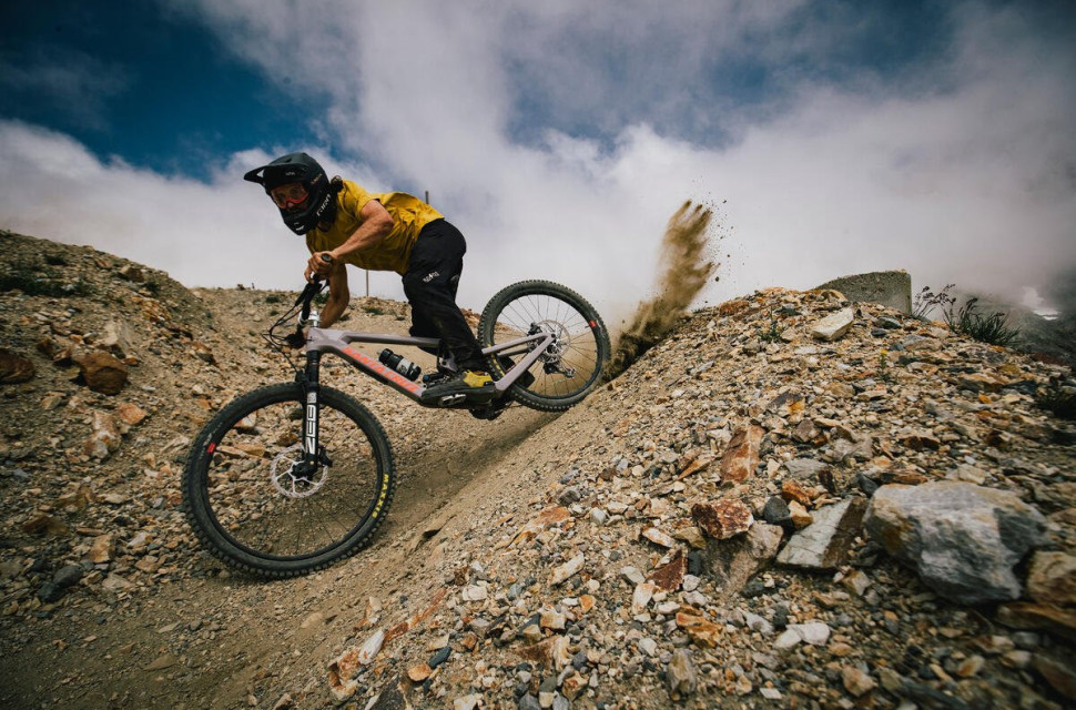 2022 santa cruz nomad action.jpg Santa Cruz Nomad gets a fresh lick of paint for 2022