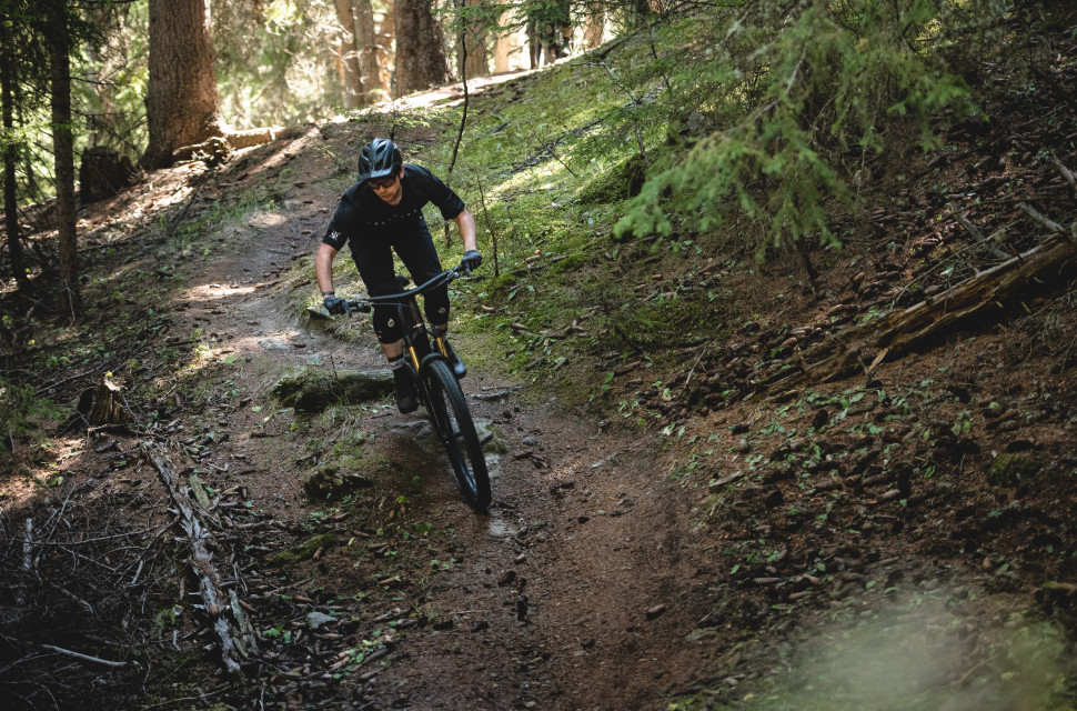 2022 scott genius 900 ultimate riding 1.jpg Trail mountain biking - everything you need to know