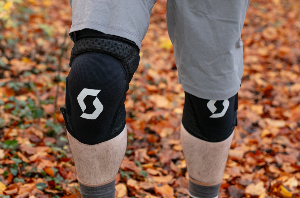2023 scott grenade evo zip knee pads hero.jpg Mountain bike body armour - everything you need to know