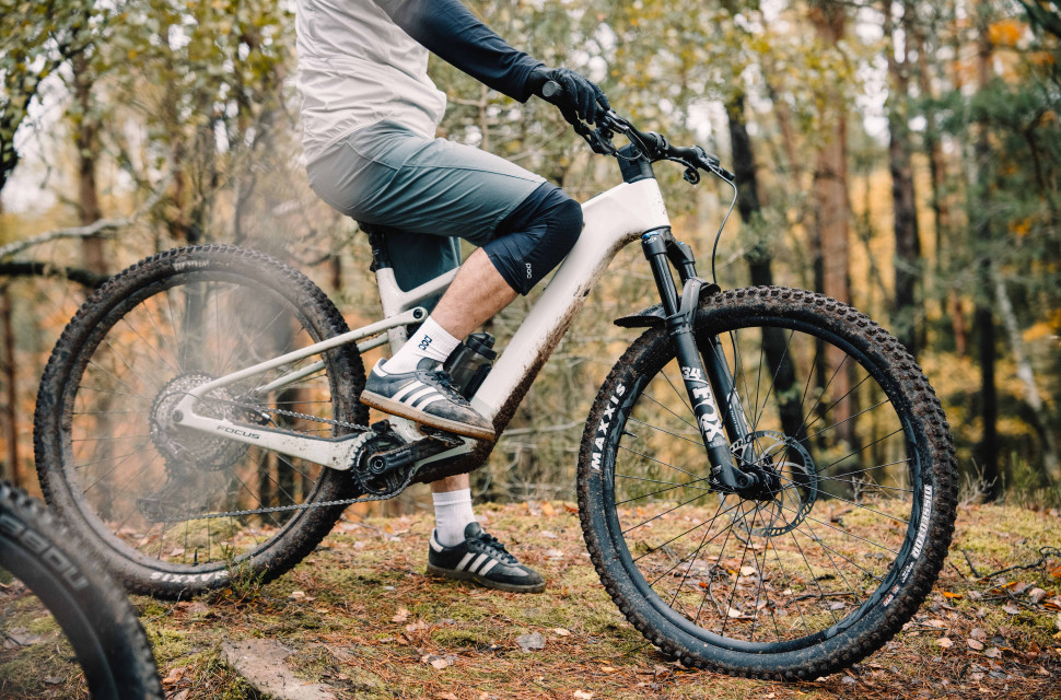 2024 focus vam2 hero riding.jpg The Focus VAM2 SL is a new lightweight e-mountain bike