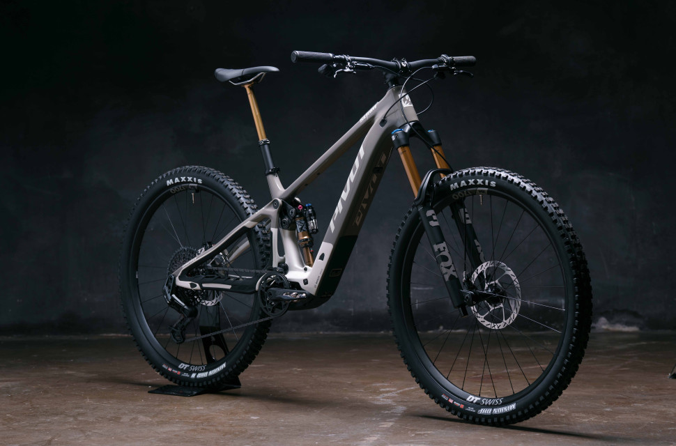 2025 pivot shuttle amsl hero.jpg Piles of power without the weight — Pivot's new Shuttle SL/AM e-MTB gets Bosch's punchy Performance Line SX motor, and full bikes weigh just 18kg