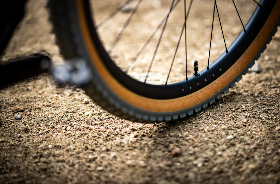 HUNT_25CGXW_26.jpg Hunt brings its new H_Core tech to gravel with the 25 Carbon Gravel X-Wide wheelset, offering greater strength and space for mtb tyres