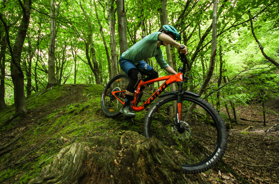 Kona Satori DL Riding-3.jpg Kona Satori DL Riding-3.jpg