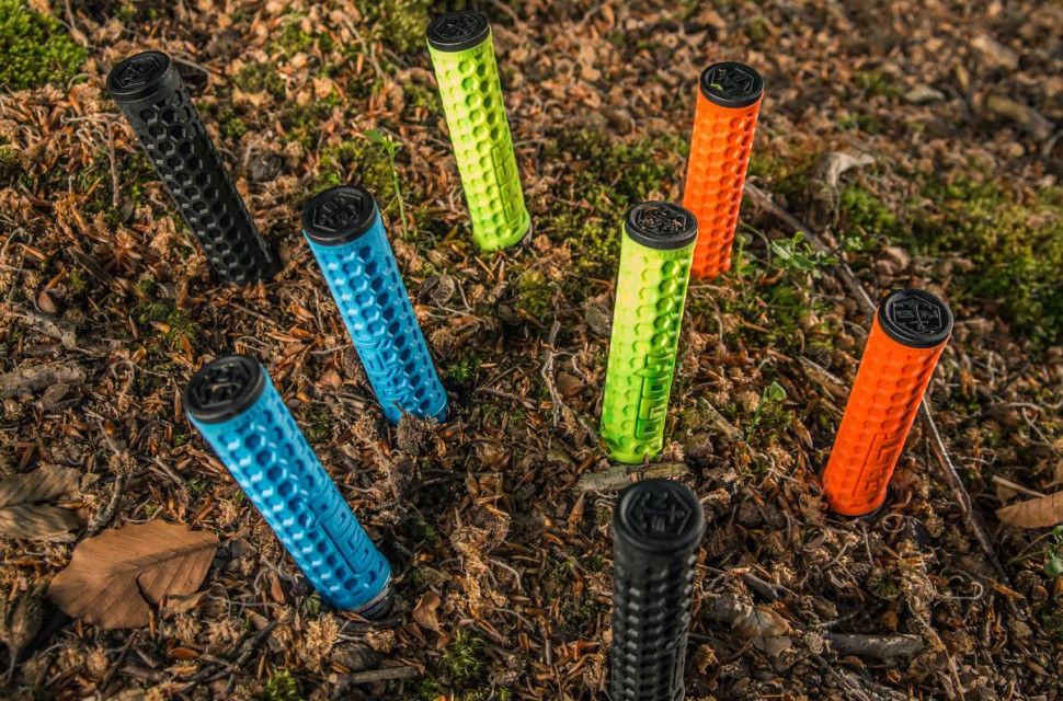 NS Bikes Hold fast grips 4.jpg NS Bikes Launch 148mm Wide Grips