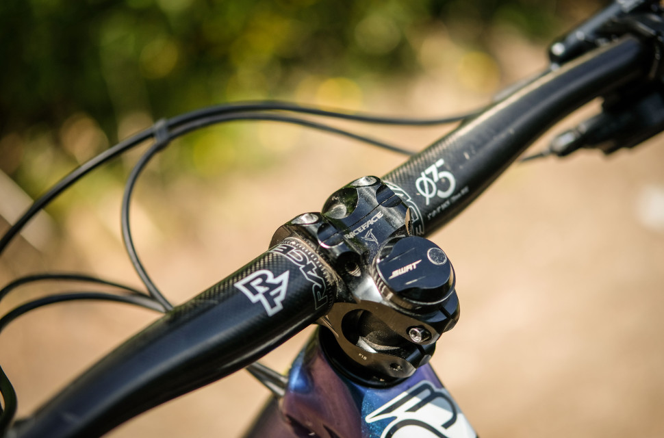 RaceFace Aeffect Next carbon 35mm stem and bars-2.jpg RaceFace Aeffect Next carbon 35mm stem and bars-2.jpg