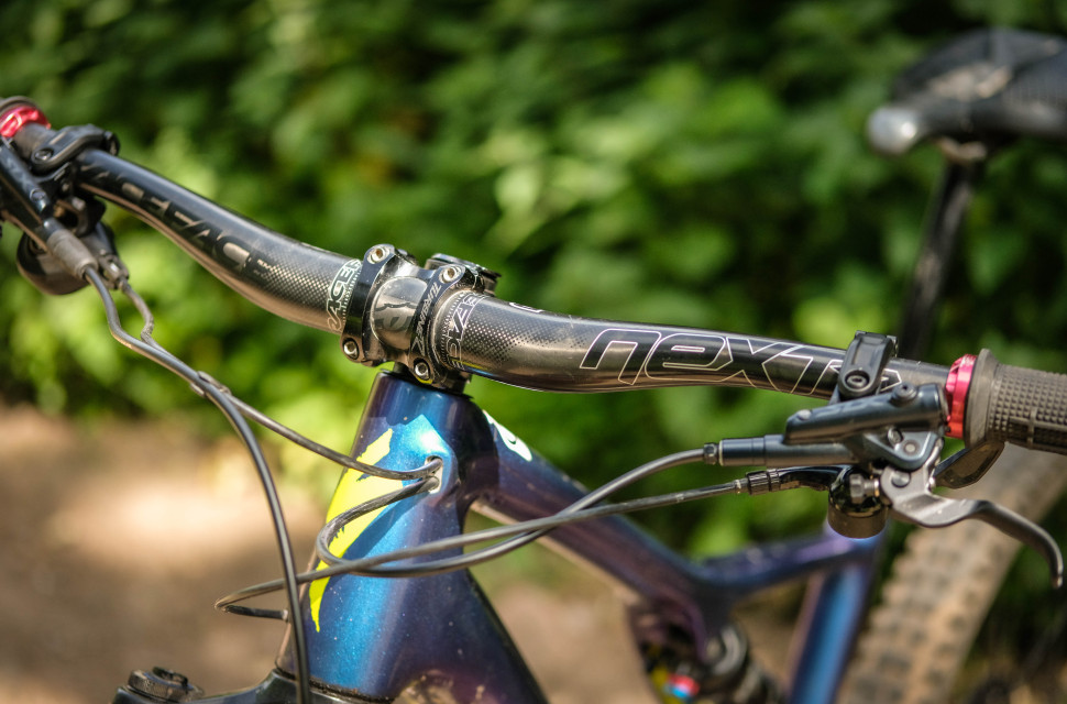 RaceFace Aeffect Next carbon 35mm stem and bars-3.jpg RaceFace Aeffect Next carbon 35mm stem and bars-3.jpg