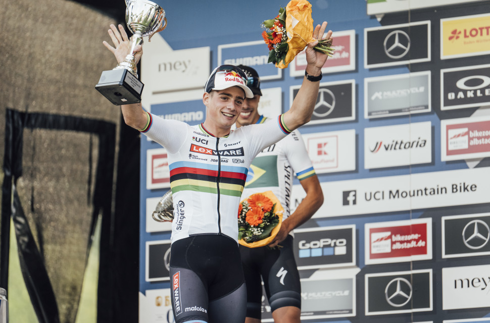 Martin Vidaurre 2022 Specialized Factory Racing signs Vidaurre and Koretzky