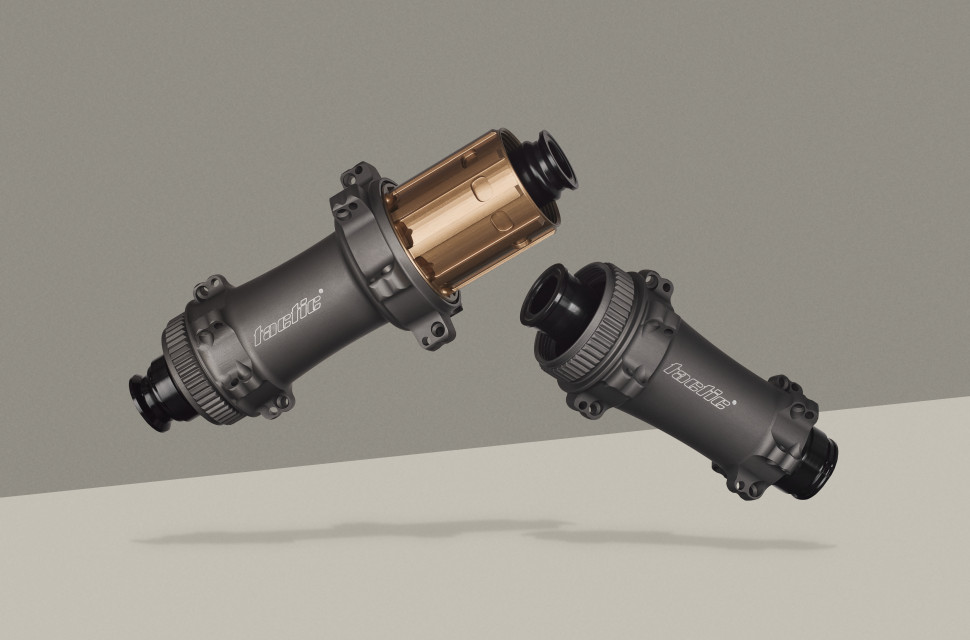Tactic_Hubs_Pair.jpg Tactic Racing release super light 215g hubs