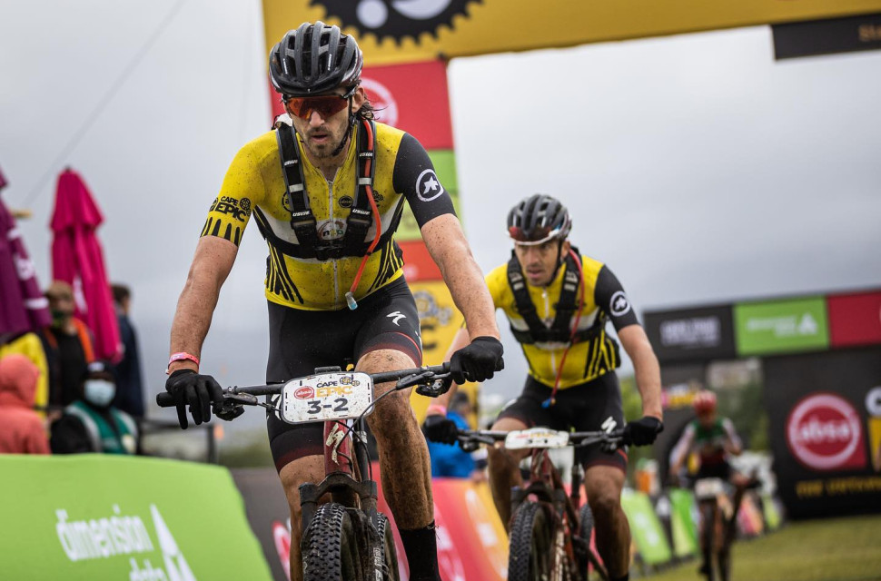 Matt Beers and Jordan Sarrou at the 2021 Absa Cape Epic Hydration packs - how mountain biking's original hydration system became fashionable again