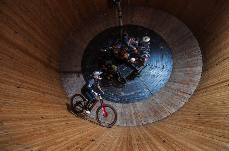 gaspi wall of death.jpg Gaspi rides the wall of death on his e-bike