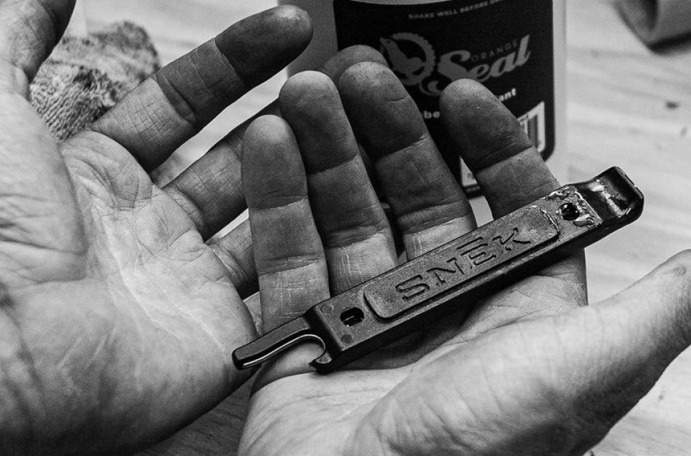 snek-cycling-lifeboat-tire-lever-valve-core-dirty_800x.jpg Snēk Cycling launches the multifunctional Lifeboat tyre lever after Kickstarter campaign